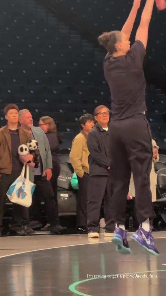 71歲成龍現身巴克萊中心看女籃比賽：她們投籃怎么那么準！??！